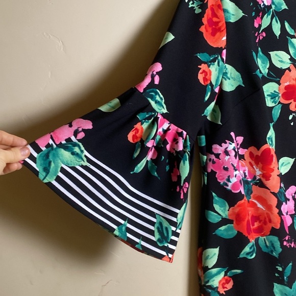 ☀️☀️ Jessica Howard size 16 Black Dress with BIG Floral Print and Bell Sleeves - Picture 2 of 6